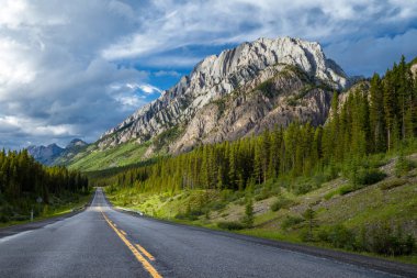 Otoban 40 Highwood Pass alanında KANANASKIS ülke, Alberta