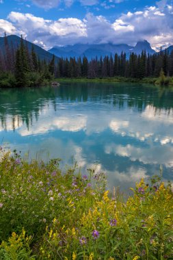 Mount Lougheed ve Bow Nehri içinde Kanada Rocky Dağları yakın Canmore, Alberta, Kanada