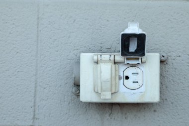 Eski rustik Kuzey Amerika elektrik prizine bir dış tuğla duvar