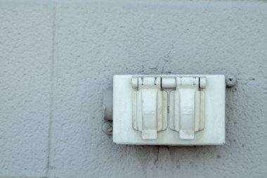 Eski rustik Kuzey Amerika elektrik prizine bir dış tuğla duvar