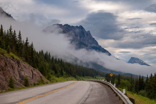 Шосе 40 в напрямку Kananaskis країни, Альберта на похмурий дощовий день — стокове фото