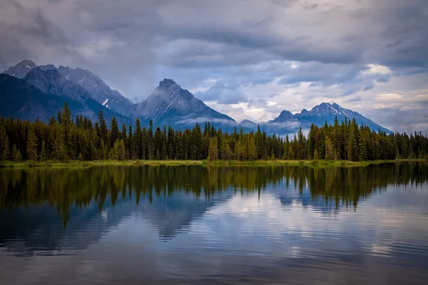 Montanhas refletindo nas águas calmas do Lago Spillway no Parque Provincial Peter Lougheed, Alberta — Fotografia de Stock