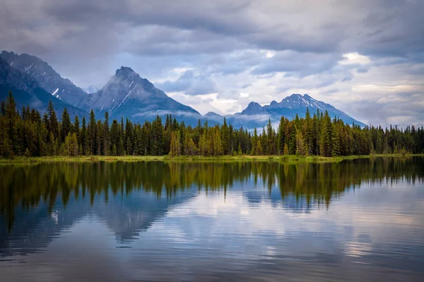 Montagne che si riflettono nelle acque calme del lago Spillway nel Parco Provinciale Peter Lougheed, Alberta — Foto Stock