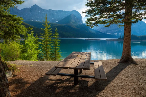 Un sitio de picnic en el Lago Upper Kananaskis en las Montañas Rocosas Canadienses —  Fotos de Stock