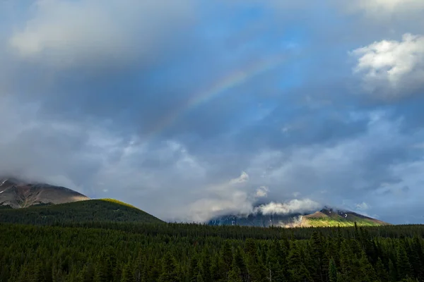 Un arco iris en las montañas rocosas canadienses en Kananaskis — Foto de Stock