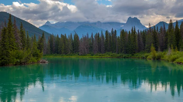 Mount Lougheed und der Bugfluss in den kanadischen Felsenbergen bei Canmore, Alberta — Stockfoto