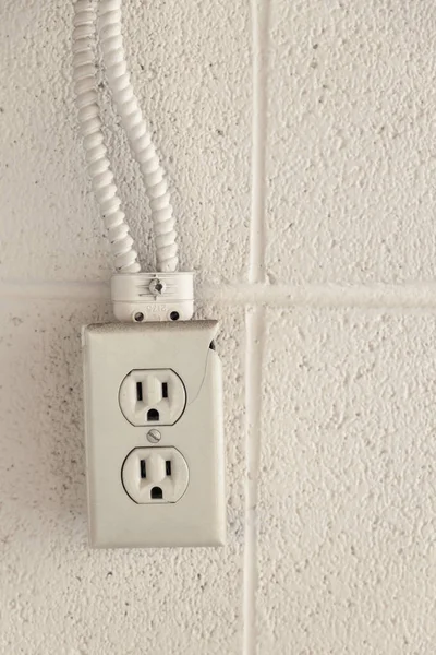 Velho rústico tomada elétrica norte-americana em uma parede de tijolo — Fotografia de Stock