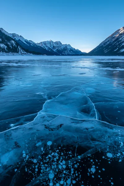 加拿大阿尔贝塔山卡纳纳斯基斯州冰湖上的日落 — 图库照片