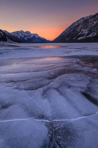 加拿大阿尔贝塔山卡纳纳斯基斯州冰湖上的日落 — 图库照片