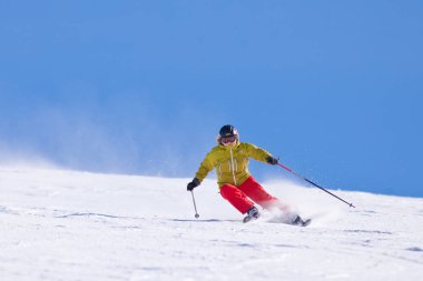 Kanada Rocky Dağları, Alberta bir kayak beldesinde açık bir yamaçta downhill kayak genç kadın