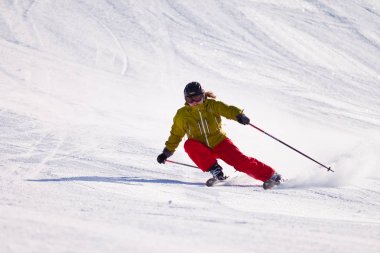 Kanada Rocky Dağları, Alberta bir kayak beldesinde açık bir yamaçta downhill kayak genç kadın