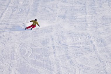 Kanada Rocky Dağları, Alberta bir kayak beldesinde açık bir yamaçta downhill kayak genç kadın