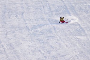 Kanada Rocky Dağları, Alberta bir kayak beldesinde açık bir yamaçta downhill kayak genç kadın
