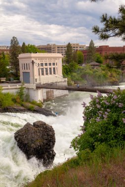Spokane, Washington, ABD-Mayıs 16, 2018: Washington su gücü Upper Falls santral Spokane şehir