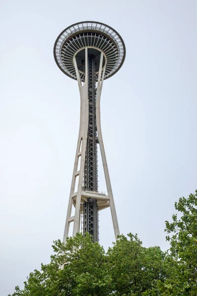 Seattle, washington, usa - 4. Juli 2014: die seattle-weltraumnadel gegen den himmel. — Stockfoto