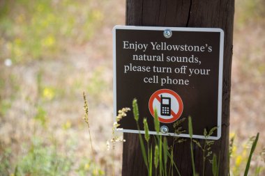 Yellowstone NP, Wyoming, ABD-1 Temmuz 2011: Yellowstone National Park cep telefonu işaretini kapatın
