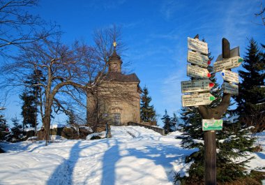 Broumov, Çek Cumhuriyeti-9 Mart 2010: Broumov kentinin üstündeki tepelerdeki Star Chapel