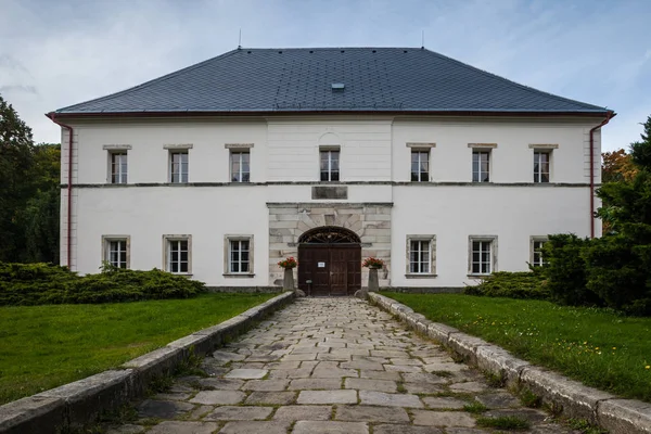 ZAMEK SKALY BISCHOFSTEIN, REPÚBLICA CHECA - 24 de setembro de 2012: The Chateau Skaly in North-Eastern Czech Republic — Fotografia de Stock