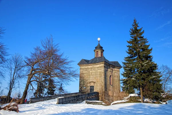 Broumov, Republika Czeska-9 marca 2010: Kaplica gwiazd na wzgórzach nad miastem Broumov — Zdjęcie stockowe