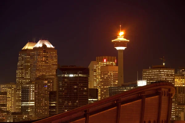 Calgary, alberta, canada - 18. Januar 2010: der ikonische Calgary Tower in der Innenstadt von Calgary, alberta mit seiner Flamme erleuchtet — Stockfoto