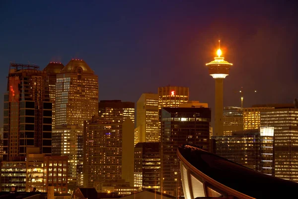 CALGARY, ALBERTA, CANADA -JANUARY 18, 2010: The iconic Calgary Tower in Downtown Calgary, Alberta with its flame lit — Stock Photo, Image