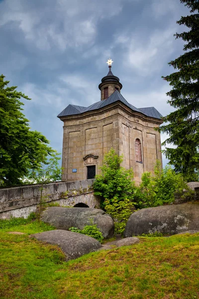 BROUMOV, CZECH REPUBLIC - MAY 28, 2009: The Star Chapel in the hills above the town of Broumov — Stock Photo, Image