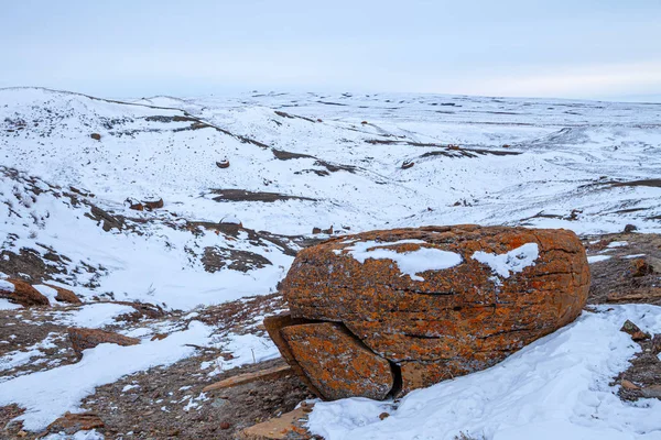 Large red boulders at Red Rock Coulee, Alberta, in winter — Stock Photo, Image