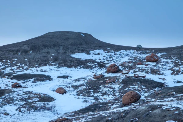 Large red boulders at Red Rock Coulee, Alberta, in winter — Stock Photo, Image