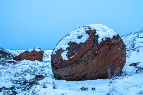 Large red boulders at Red Rock Coulee, Alberta, in winter — Stock Photo, Image