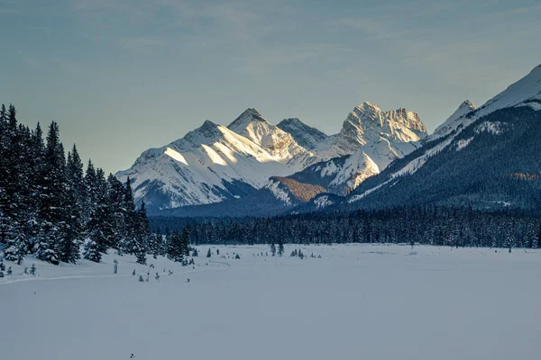 Naplemente a hegyekben spray-völgy tartományi Park Kananaskis, Alberta — Stock Fotó