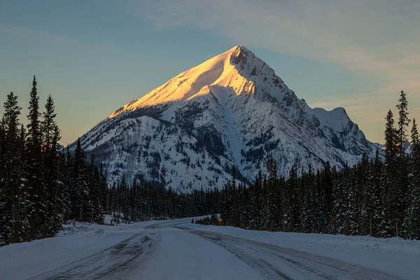 Naplemente a Mount Nestor a spray-völgy tartományi parkban Kananaskis, Alberta — Stock Fotó