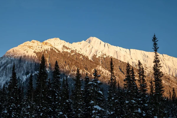 Naplemente a hegyekben spray-völgy tartományi Park Kananaskis, Alberta — Stock Fotó
