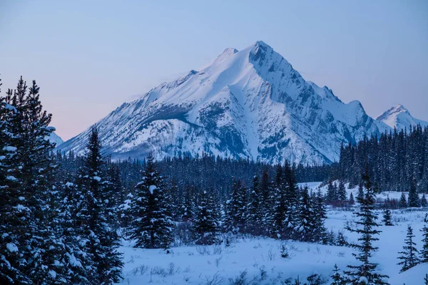 Puesta de sol en el monte Néstor en el parque provincial Spray Valley en Kananaskis, Alberta — Foto de Stock