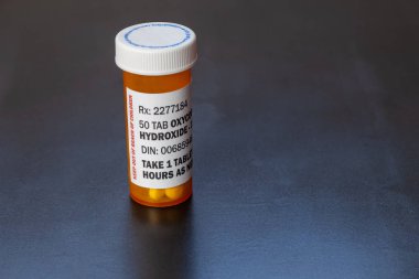 Arkadan aydınlatmalı Oxycodone tabletli reçeteli şişe. Oxycodone jenerik bir reçeteli opioid.