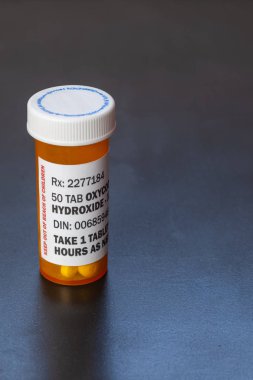 Arkadan aydınlatmalı Oxycodone tabletli reçeteli şişe. Oxycodone jenerik bir reçeteli opioid.