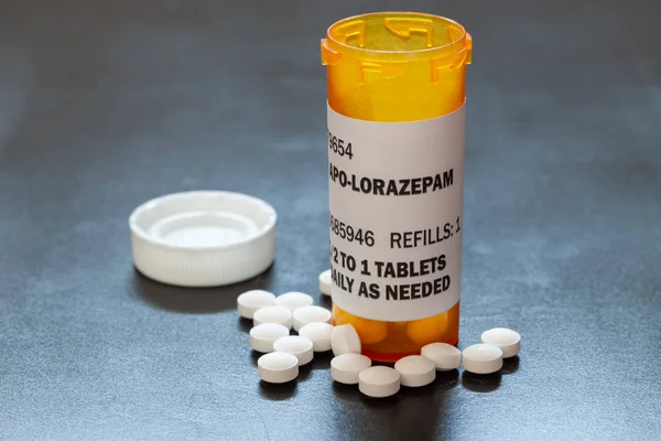 Recept flaska med bakgrundsbelyst Lorezapam tabletter. Lorezapam är en generisk receptbelagda ångestdämpande medicin. — Stockfoto