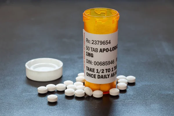 Butelka na receptę z podświetleniem tabletki Lorezapam. Lorezapam jest rodzajowy recepty leki anty-lękowe. — Zdjęcie stockowe