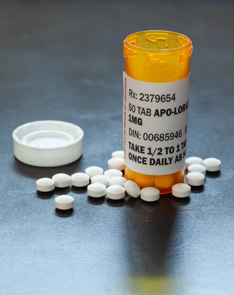 Vényköteles palackot háttérvilágítással Lorezapam tabletta. Lorezapam egy általános recept szorongás elleni gyógyszert. — Stock Fotó