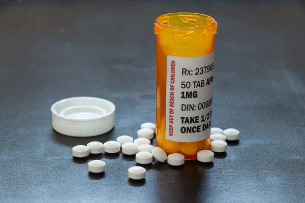 Garrafa de prescrição com comprimidos genéricos retroiluminados ou comprimidos . — Fotografia de Stock
