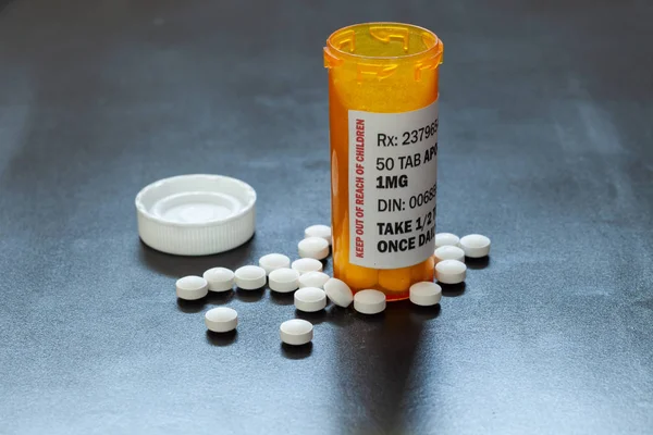 Frasco de prescripción con tabletas o pastillas genéricas retroiluminadas . — Foto de Stock