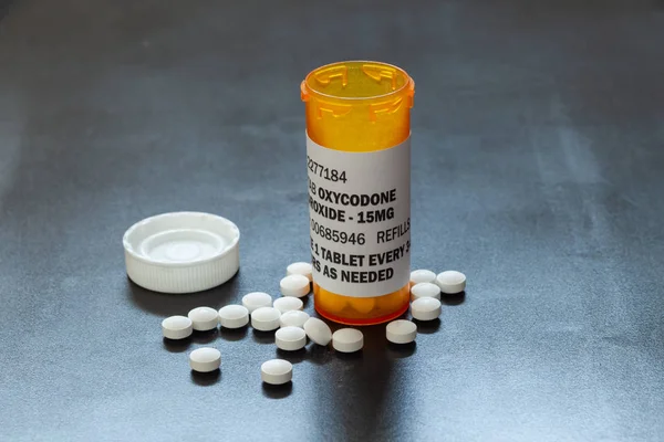 Vényköteles palackot háttérvilágítással oxycodone tabletta. Oxycodone egy generikus vényköteles opioid. — Stock Fotó