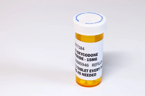 Frasco con comprimidos de oxicodona aislados sobre fondo blanco. La oxicodona es un opioide genérico recetado . — Foto de Stock