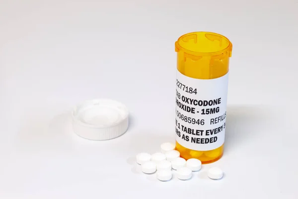 Recept flaska med oxycodone tabletter isolerade på en vit bakgrund. Oxycodone är en generisk receptbelagd opioid. — Stockfoto