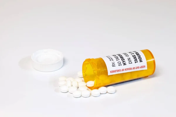 Frasco de prescrição com comprimidos de oxicodona isolados sobre fundo branco. Oxycodone é um opioide de prescrição genérica . — Fotografia de Stock