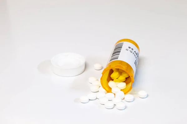 Recept fles met generieke tabletten of pillen geïsoleerd op een witte achtergrond. — Stockfoto