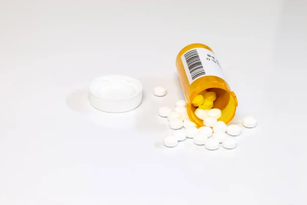 Frasco de prescrição com comprimidos genéricos ou comprimidos isolados sobre fundo branco . — Fotografia de Stock