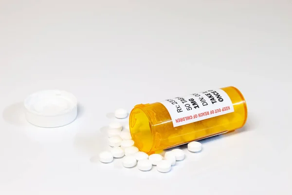Láhev na lékařský předpis s obecnými tabletkami nebo prášky izolovanými na bílém pozadí. — Stock fotografie