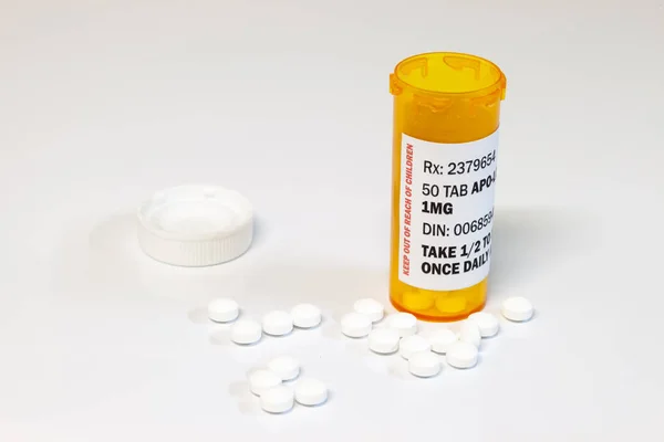 Vényre kapható palack Lorezapam fehér alapon. Lorezapam egy általános recept szorongás elleni gyógyszert. — Stock Fotó