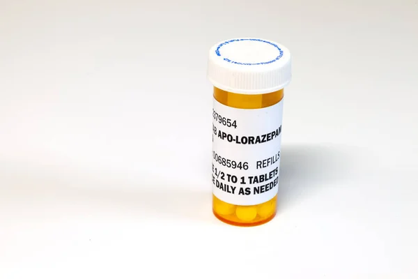 Butelka na receptę z Lorezapam na białym tle. Lorezapam jest rodzajowy recepty leki anty-lękowe. — Zdjęcie stockowe