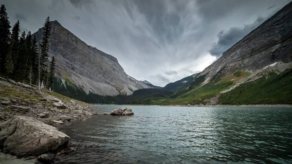 A mountain lake in the Canadian Rockies on a cold stormy day — Stock Photo, Image